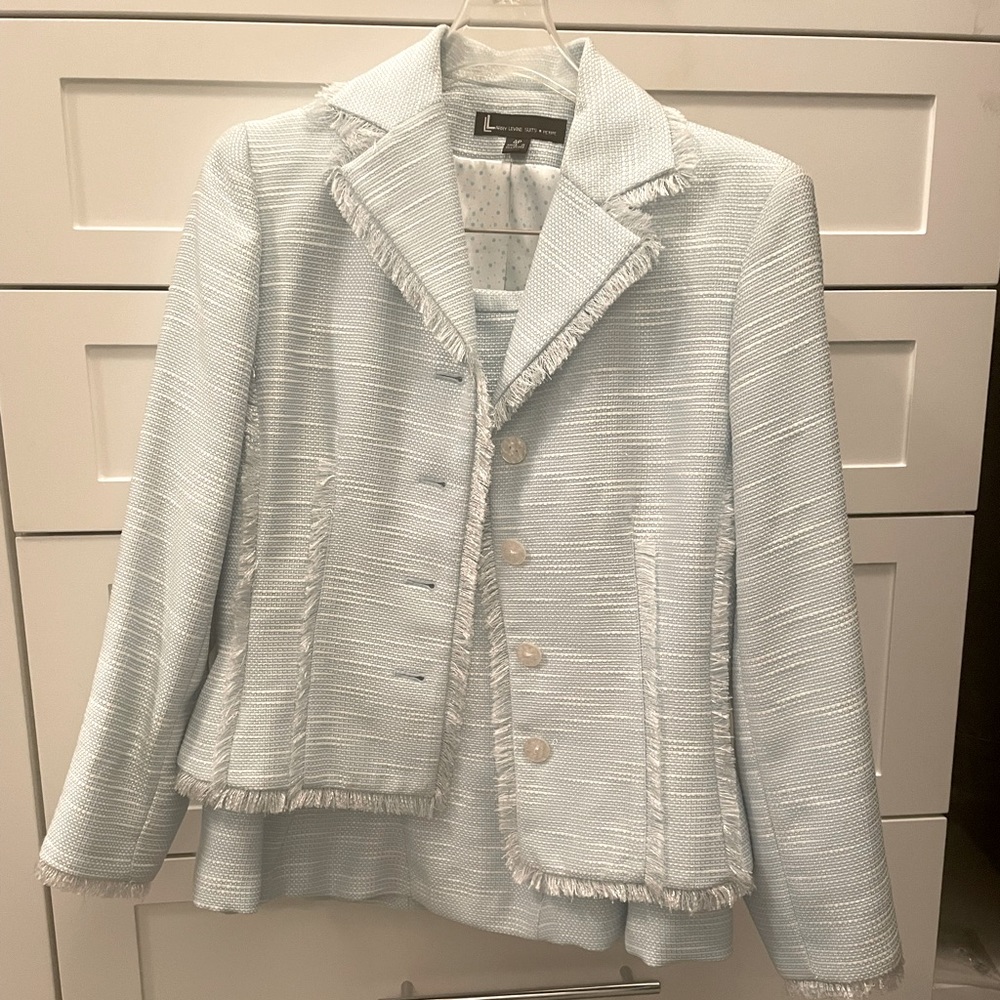 Petite size 4 BEAUTIFUL, Classic Skirt Suit